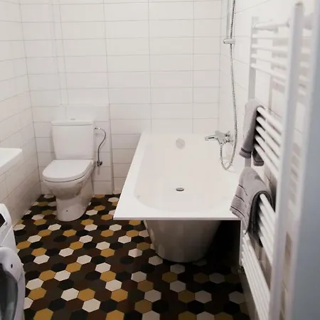 New, Modern Near Center *
